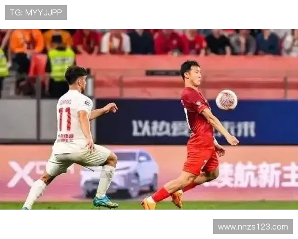 上海海港鏖战武汉三镇强强对决上演巅峰之夜激情燃动绿茵赛场