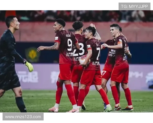 上海海港主场激战再掀高潮全力冲击胜利巩固榜首位置 上海海港主场激战再掀高潮全力冲击胜利巩固榜首位置