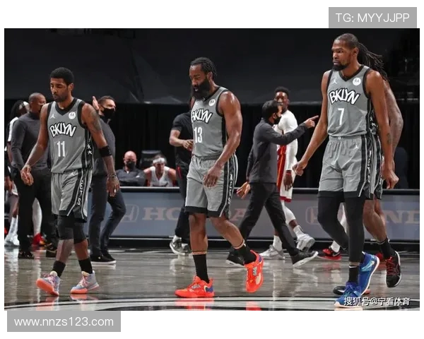 76人迎战篮网展开激烈对决 埃莫尼·哈里斯与杜兰特领衔争锋争锋