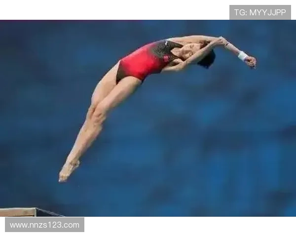 从惊险一跃到完美入水探索跳水运动的力量与美感